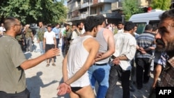 Эркин Сирия армиясы Алеппо шаарындагы Шаар райондук полициясынын мүчөлөрүн туткундап баратышат. 25-июль 2012