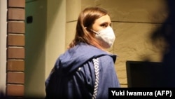 Јапонија - Белоруската атлетичарка Кристина Циманускаја влегува во полската амбасада во Токио, каде и беше доделена хуманитарна виза. 2 август 2021 година.