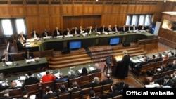 Британскиот професор Филип Сандс зборува на јавната расправа пред Меѓународниот суд на правдата во Хаг