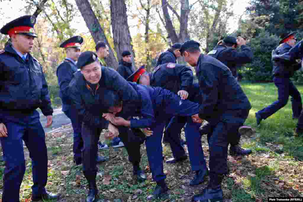 Мухтар Аблязов, живущий с 2009 года за границей экс-банкир и критик казахстанских властей, создатель ДВК, неоднократно призывал к митингам в стране. Их проведение или попытка проведения заканчивались задержаниями участников и тех, кто оказывался в местах, которые Аблязов и его движение указывали как площадки протестов.