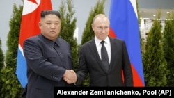 Lideri verikorean, Kim Jong Un, dhe ai rus, Vladimir Putin në Vlladivostok të Rusisë. 25 prill 2019.
