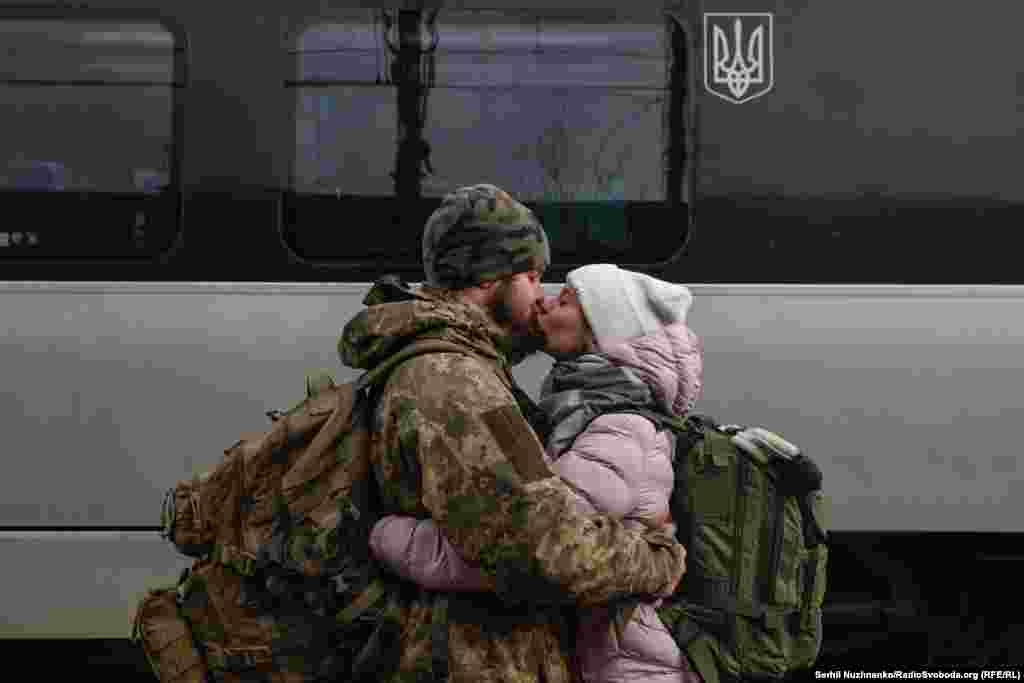 Емоційні обійми на вокзалі Краматорська