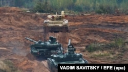 Tankok hajtanak végre egy feladatot a Zapad 2017 hadgyakorlaton a Luga lőtéren az oroszországi szentpétervári régióban 2017. szeptember 18-án