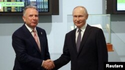 Спецпосланник на Близькому Сході Стів Віткофф (л) та російський керманич Володимир Путін