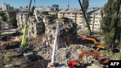 29 серпня 2025 року. Київ. Рятувальні роботи на місці російського ракетного удару по житловому будинку завершили, тепер працюють крани.