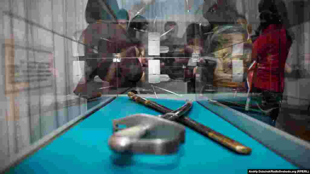 Австро-угорська офіцерська та російська драгунська шаблі кінця XIX&ndash;початку XX століть. Подібними шаблями були озброєні вояки Армії УНР та Української Галицької армії