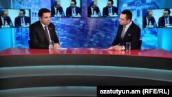 Вице-спикер Национального собрания Армении Ален Симонян (слева) в студии Азатутюн ТВ, Ереван, 27 января 2020 г.