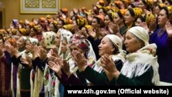 Церемония награждения орденом "Эне Махри". В Туркменистане награду получают женщины имеющие 8 и более детей. 
