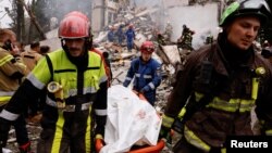 У ДСНС повідомили, що рятувальники розібрали 70% зруйнованих конструкцій будинку, в якому через удар російської ракети був зруйнований під’їзд