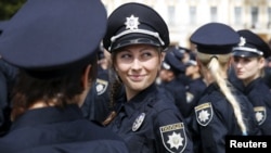 Патрульна поліція України під час урочистої церемонії складання присяги на Софійській площі. Київ, 4 липня 2015 року