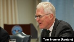 АКШнын коргоо министринин милдетин аткаруучу Кристофер Миллер, 13-ноябрь, 2002-жыл.
