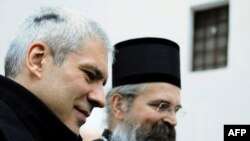 Президент Сербії Борис Тадич і єпископ Феодосій у монастирі Високі Дечани, 6 січня 2010 року