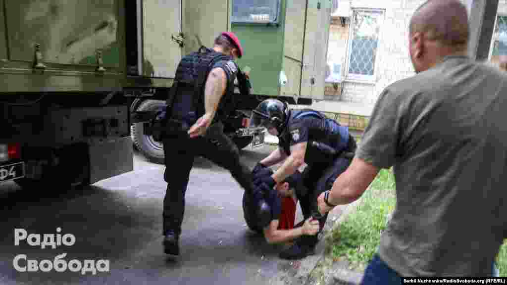 Знімки швидко розійшлися мережею і отримали резонанс. Поліція повідомила про призначення службового розслідування за фактом застосування сили працівниками поліції під час затримання правопорушників