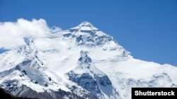 Джомолунгма, архівне фото (Shutterstock). Обидві експедиції, в яких були українки, йшли північним маршрутом – гребенем, що ліворуч від вершини на цьому знімку