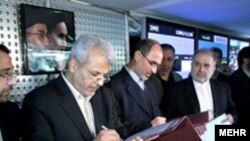 قرار است که در اين بورس نفتی محصولات نفتی و پتروشيمی خريد و فروش شود و معاملات علاوه بر ريال با ساير ارزهای خارجی انجام خواهد شد. (عکس: خبرگزاری مهر)