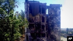 Na fotografiji koju je dala vojna uprava Luganske oblasti vide se oštećene stambene zgrade u Lisičansku, Luganska oblast, Ukrajina, u nedjelju rano ujutru, 3. jula 2022.