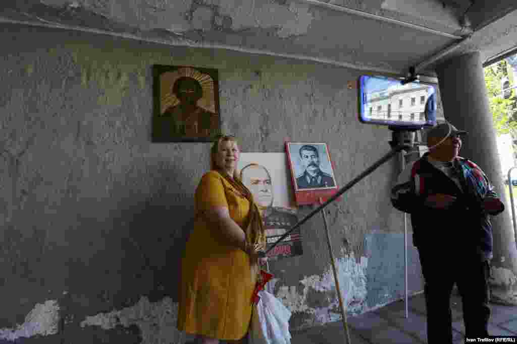 Здесь же можно выбрать себе фотографию человека, а потом принять с ней участие в шествии &quot;Бессмертного полка&quot;. Иосифа Сталина, например.