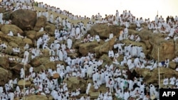 Зыяратчылар ыйык Мекке шаарынын түштүк-чыгышындагы Арафат тоосуна чыгып жатышат, 15-ноябрь, 2010