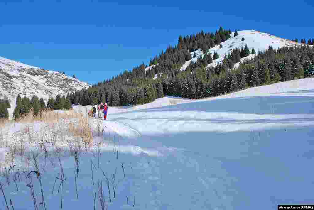 Активисты, которые провели перформанс-акцию в урочище Кокжайляу, не утратили надежду на то, что вдоль народной тропы не появятся заборы, особняки, гольф-поля, а одно из излюбленных мест горных прогулок не превратится в урбанизированный ландшафт.