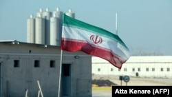 Иранско знаме пред иранската нуклеарна централа Бушер, 10 ноември 2019 година