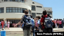 Učenici ispred škole u Podgorici - Ilustrativna fotografija: Savo Prelević