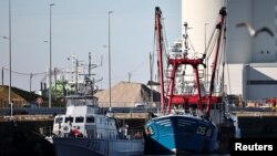 Patrula de Coastă a Jandarmeriei Franceze și vasul de pescuit britanic Cornelis Gert Jan, ieri, 28 octombrie în portul Le Havre. Meandrele post-Brexit. 