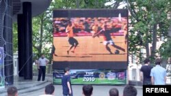 ფეხბურთში მსოფლიო ჩემპიონატის გულშემატკივრები ფილარმონიის წინ უყურებენ თავისი ფავორიტების თამაშს