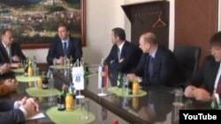 Pamje nga takimet e Vuçiqit me serbët në veri.