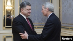 Сенатор-республіканець Роб Портман на зустрічі із президентом України Петром Порошенком у Києві, 2015 рік.