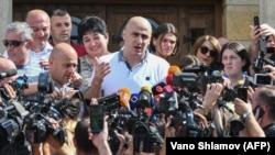 Deputatul de opoziție Nika Melia, făcând declarații pentru presă. 27 iunie 2019