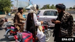 Ооганстан. "Талибандын" жоочулары Кандагардагы блокпостто. 22-август, 2021-жыл. 