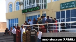 Люди, пытающиеся перевести деньги из Туркменистана за границу, в очереди у отделения банка