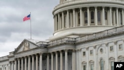 Një flamur i Shteteve të Bashkuara duke valëvitur mbi ndërtesën e Kongresit amerikan, më 25 shtator 2023.