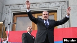 Левон Тер-Петросян приветствует своих сторонников на митинге в Ереване. 26 июня 2012