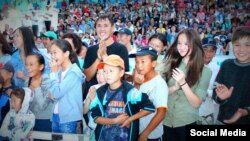 Ош шаарынын спорт аренасында саясий партия уюштурган концерт. Июль. 2015-ж.