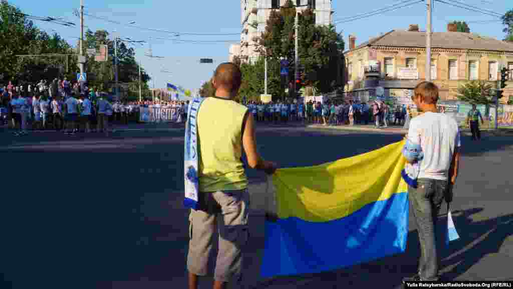 Марш фанатів &laquo;Дніпра&raquo; та &laquo;Динамо&raquo; &ndash; об&rsquo;єднавчий, під синьо-жовтими прапорами
