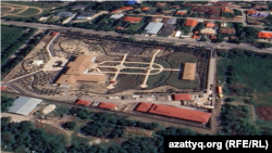 Резиденция в Бостандыкском районе Алматы, построенная в период с 2019 по 2023 год. Земельным участком владеет управление делами президента. Фото: earth.google.com.