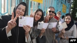 بسیاری از ایرانیان از ساعات اولیه اخذ رأی به حوزه‌های رأی‌گیری رفتند و آرای خود را به صندوق ریختن