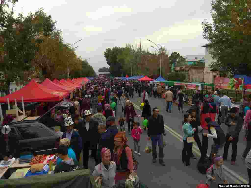 В праздничных мероприятиях принял участие и премьер-министр Мухаммедкалый Абылгазиев.