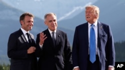 Donald Trump (dreapta) la summit-ul din Kananaskis, în compania gazdei - premierul canadian, Mark Carney (centru) - și a președintelui francez, Emmanuel Macron, 16 iunie 2025