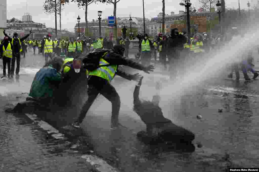 Как сообщают СМИ, протестующие строили баррикады посреди улиц в центре Парижа, зажигали пиротехнику, разрушали собственность и бросали камни в полицейских