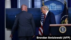 Кімнату для брифінгів Трамп залишив у супроводі співробітників секретної служби