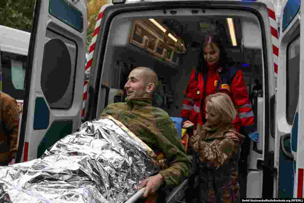 Важкопоранений боєць не приховує емоцій: нарешті він в Україні, він вдома