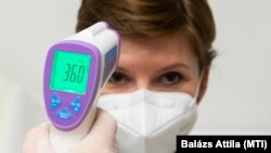 Lázat mérnek Nyíregyházán, a Jósa András Kórházban, 2021. április 10-én.