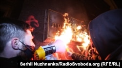 «Ми ініціюємо проведення позачергового засідання в найкоротший термін за участю силовиків і ухвалення постанови з оцінками даної події, із завданнями конкретним міністрам», – йдеться в заяві