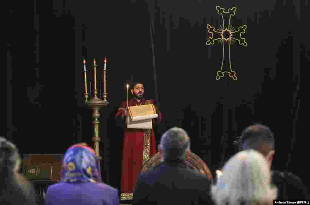 Diaconul Haik Azarian citește o rugăciune la &#238;nceputul slujbei din seara de &#206;nviere, &#238;n Catedrala Apostolică Armeană Sfinţii Arhangheli Mihail şi Gavriil (1911 – 1915) din Bucureşti, Rom&#226;nia. 