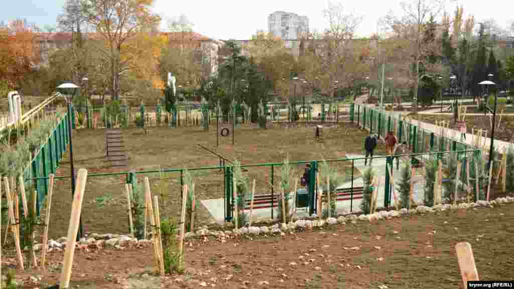 Во время ремонта сквера возникло несколько скандалов между строителями и местными активистами. Жители выступили против размещения фонтана, автостоянки и собачьей площадки, а также ограды вокруг сквера