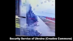 Скріншот із відео ударів СБУ по літаках стратегічної авіації Росії на аеродромі «Біла» («Бєлая», російською «Белая») в Іркутській області, що межує з Монголією. 1 червня 2025 року