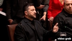 Президент України Володимир Зеленський під час особливого формату спілкування учасників переговорів української і американської сторін із журналістами у Білому домі. США, 17 жовтня 2025 року