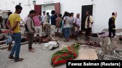 روز چهارشنبه گذشته، مقامات یمنی و شاهدان عینی اعلام کردند که بر اثر حملات هوایی ائتلاف تحت رهبری عربستان سعودی به مهمانسرایی در نزدیکی صنعا، پایتخت این کشور، دست‌کم ۳۵ تن کشته شده‌اند.
